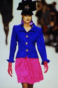 284932487_ysl-fw-1992(3).thumb.jpg.7d2ed4b0c46c33fdf1b97672ea8fd89e.jpg