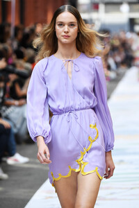 298744389_CynthiaRowleyRunwaySeptember2019NewYorkLIXnMwsPmryx.thumb.jpg.306adc57279cbb7bcb29fa9cf08eb698.jpg