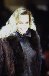 311564752_dior-hc-fw-1993(3).thumb.jpg.3baf71e2bf8b724963c37a407fea0c55.jpg