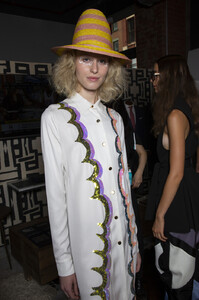 315737597_CynthiaRowleySpring2020BackstagecBj4KpEnElXx.thumb.jpg.2f49bf89879c022ea01d591f450a1cb9.jpg