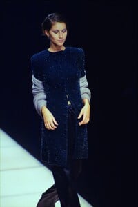 362882185_giorgio-armani-fw-1998(10).thumb.jpg.e3c71cfe49b7357fade232eade2f6064.jpg