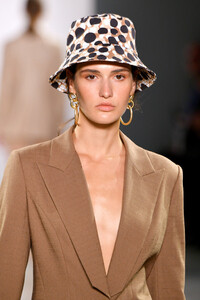 378357207_ElieTahariRunwaySeptember2019NewYorkM_6W4cUHt5_x.thumb.jpg.b898afd02b7e161e3fa5f3c8a02a31e9.jpg