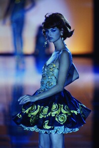 449308204_linda-evangelista(6).thumb.jpg.3870dc4dcab983ce9e5a11a7afff3a39.jpg