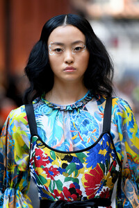 458031337_CynthiaRowleyRunwaySeptember2019NewYork1wkWkxZsQp_x.thumb.jpg.37cb7cf854079c9290ed992e5099cf03.jpg