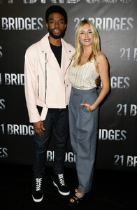 Sienna+Miller+Photocall+STX+Entertainment+dnCWMUnBqYxx.jpg