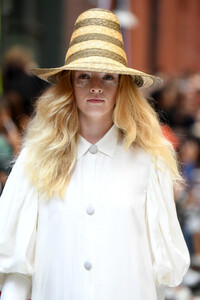 474800730_CynthiaRowleyRunwaySeptember2019NewYork3M-Hr0GeV0Lx.thumb.jpg.a018ddfc7686762bee009cfeaa853dd4.jpg