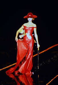 484487775_john-galliano-fw-2000(3).thumb.jpg.bb5608b8dfc7ebbf94c36d00deb9c3c1.jpg