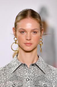 489748468_ElieTahariRunwaySeptember2019NewYork40yno1WQ7e6x.thumb.jpg.afe677c465dfd7109a35251a9fb3ef74.jpg