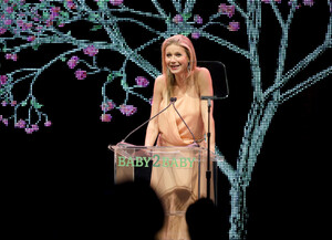 Gwyneth+Paltrow+2019+Baby2Baby+Gala+Presented+4zgd3Rcja3Ex.jpg