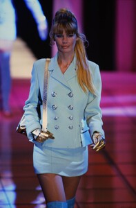 51212393_claudia-schiffer(30).thumb.jpg.26431d2a32f6d4d42cc65401c3301a74.jpg