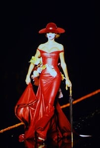 514326605_john-galliano-fw-2000(4).thumb.jpg.d4e096442cf2265424b5484544dbf58b.jpg