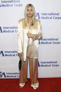 Sienna+Miller+International+Medical+Corps+uIwpeSLOs_3x.jpg