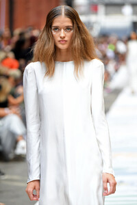 550792116_CynthiaRowleyRunwaySeptember2019NewYorkfvSlfmaTJvEx.thumb.jpg.2f85648f56123b24ae95e3812eb3cae0.jpg