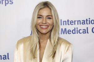 Sienna+Miller+International+Medical+Corps+ABHOzqtkmcjx.jpg