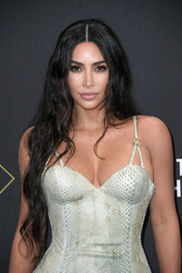 Kim+Kardashian+2019+E+People+Choice+Awards+xxlwz_G6tQvx.jpg