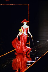 592334332_john-galliano-fw-2000(2).thumb.jpg.886de7aba41a72f2a6b2d48883b68471.jpg