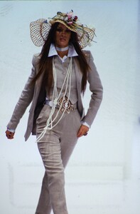 626557305_dolce-gabbana-ss-1993(13).thumb.jpg.fd9e784e37ec68de99aebb3ec1482392.jpg