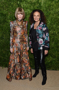 662406831_AnnaWintourCFDAVogueFashionFund2019IV4dmd5yiv7x.thumb.jpg.6debf4a9e1cee0ad0937d5013ca9993c.jpg