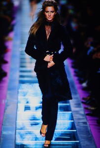 665857162_versace-fw-2000(4).thumb.jpg.3c1526a5594cf2888fd3ad07af9313d5.jpg