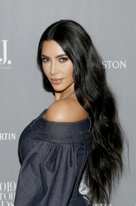 Kim+Kardashian+WSJ+Magazine+2019+Innovator+J8yrvOoCh9rx.jpg