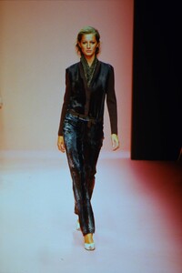 685559983_prada-fw-2000(20).thumb.jpg.cf2f0a85f71b8dca23dd060e2cba6e6a.jpg