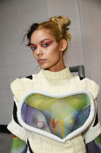 691559232_VfilesBackstageSeptember2019NewYorkFashionA2sPaZeNV1qx.thumb.jpg.4419de82cc52ef87db441ef5d872e229.jpg