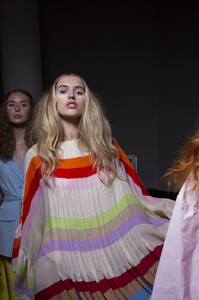 691881196_CynthiaRowleySpring2020Backstage3lKXpGfEevzx.thumb.jpg.e5f2713ec04a6f64e2ff9d4ccc64bca7.jpg