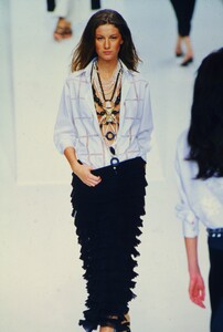 693339436_valentino-ss-1999(4).thumb.jpg.fedd74096b6e79603bfd46bb5d8eceba.jpg