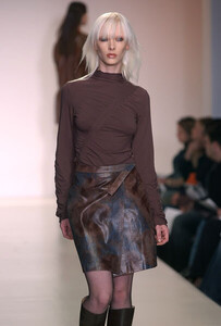 Atil Kutoglu FW 2003 RTW 02.jpg