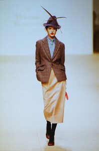 71265912_vivienne-westwood-fw-2000(8).thumb.jpg.390f8590815e2eacdb6604f0e898bff3.jpg