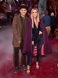 Ashlee+Simpson+World+Premiere+Disney+Frozen+MQ_8IfIniBDx.jpg