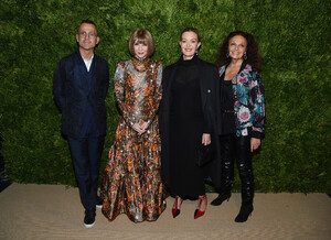 732306387_AnnaWintourCFDAVogueFashionFund2019OrRTkiMfXepx.thumb.jpg.70e39df621bb099224653cd8e20354f6.jpg