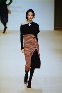 736022370_vivienne-westwood-fw-2000(4).thumb.jpg.761eeea664b73dd0a21642cb602936f0.jpg