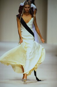 752625406_john-galliano-ss-1994(3).thumb.jpg.51fe371a5ca830f8ca090f3d060b622c.jpg