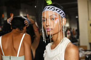 765283617_VfilesBackstageSeptember2019NewYorkFashionnXPwj5c0p4qx.thumb.jpg.0372e1c5c4246ada1ba2fdd85b60d157.jpg