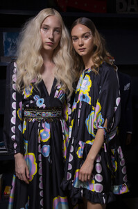 771598975_CynthiaRowleySpring2020BackstageRNoAAWN2wGsx.thumb.jpg.6d9af7ef4409df7317663ee61aa423db.jpg