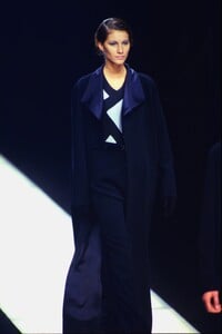 789492444_giorgio-armani-fw-1998(7).thumb.jpg.443a61fc47a9870b7a2f2246ef489821.jpg