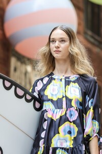 820523646_CynthiaRowleyRunwaySeptember2019NewYorkBnqQxeOTScWx.thumb.jpg.760f52e4d677386704b025e4240d61bb.jpg