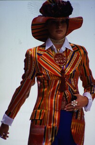 828741170_dolce-gabbana-ss-1993(15).thumb.jpg.e4953c0e24a990bfe885160155bc8fa4.jpg
