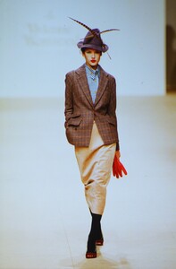 832089911_vivienne-westwood-fw-2000(7).thumb.jpg.bb96edfb554f8e7dc42c712f995e0e15.jpg