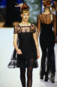 868630235_chloe-fw-1994(3).thumb.jpg.6cf26ecbf667a8f4149fa6d37efde48d.jpg