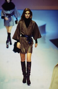 87879174_valentino-fw-1997(1).thumb.jpg.7bbf47adb2aeddb8213a0f9bb7abb508.jpg