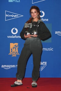 Halsey+MTV+EMAs+2019+Winners+Room+vCYwhmcYatBx.jpg