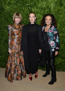 886667424_AnnaWintourCFDAVogueFashionFund2019ktbHLQ2sNaQx.thumb.jpg.86a2b86d1fe9a8175685857ff830ed7e.jpg