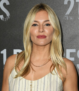 Sienna+Miller+Photocall+STX+Entertainment+JPunQqReSaex.jpg