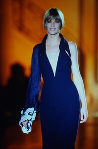 913300769_versace-hc-fw-1994(7).thumb.jpg.20226d6d9d836f4eacf0afde42d04225.jpg