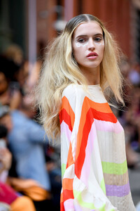 935727800_CynthiaRowleyRunwaySeptember2019NewYorkOkNoqXiTF2-x.thumb.jpg.8aade56ecfdfa8392623af980776a9a9.jpg