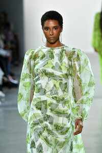 938883339_AlietteRunwaySeptember2019NewYorkFashionUQRvOZIAd_2x.thumb.jpg.21be79e420dd109d55e9aa75f944ae17.jpg
