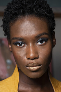 960924121_LouDallasSpring2020Backstage35egjfv0GPWx.thumb.jpg.bb38b4f2486a16105916ef0d26e064ad.jpg