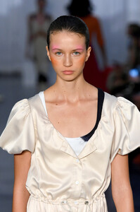 966848061_MakiOhRunwaySeptember2019NewYorkFashionXOuJE0MTkswx.thumb.jpg.fb44aa235319ddf2b3c0cef75f251767.jpg